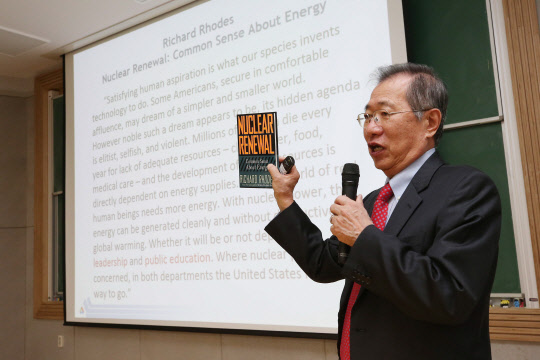 지난 25일 대전 KAIST 기계공학과 공동강의실에서 장윤일 미국 아르곤국립연구소 석학회원이 '세계 원자력의 현황과 전망'에 대한 특강을 통해 한국 탈원전 정책을 비판하고 있다.